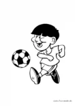 Ausmalbild Kleiner Junge spielt Fußball